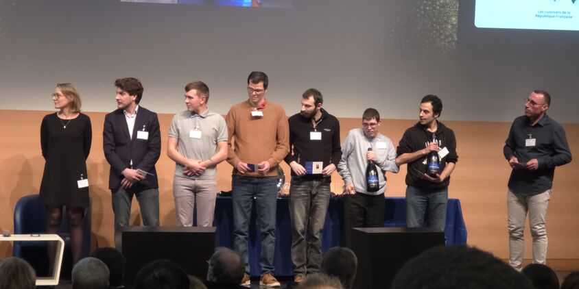 équipe ARA qui recoit son prix